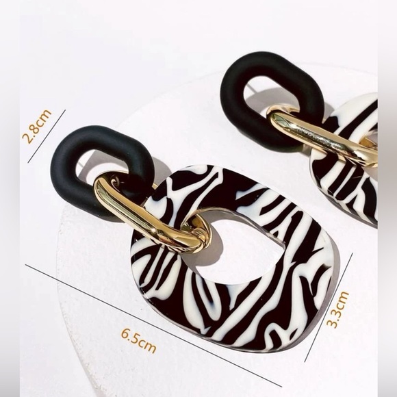 Zebra Print Chain Link Drop Earrings - Picture 3 of 5